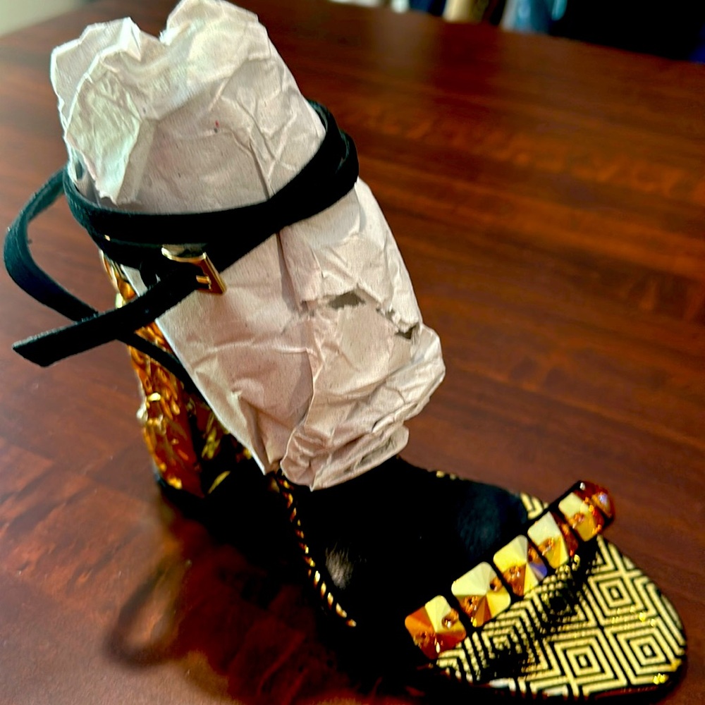 Russell&bromley black/ gold shoes- Size US 8.1/2 UK 38.1/2 Heel 4’